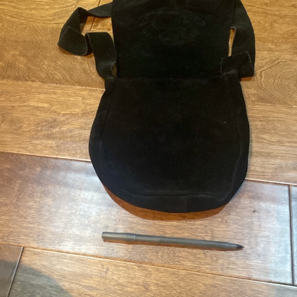 Black and Red Suede Crossbody Bag with Floral Design - Picture 4 of 6